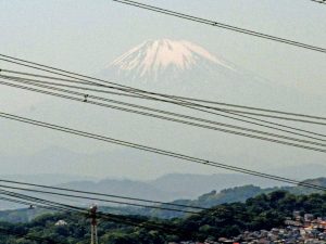 展望台からの霞んだ富士山