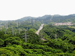 展望台からの眺め（中央に横浜横須賀道路と上方は武山方面）