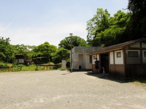 鷹取山公園管理人詰所とトイレ（この広場の左側に東屋がある）