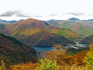 大野山山頂からの畦が丸（右上）と丹沢湖三保ダム（中央左下）