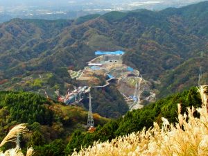 谷峨方面登山道より工事中の新東名高速道路（山北スマートIC）