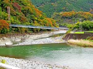 河内川に架かる吊り橋が見えてくる